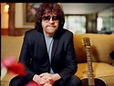 ELO's Jeff Lynne returns to the spotlight - CBS News