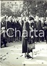 1959 PARIS LA MUETTE Maria di Jugoslavia presso il monumento al marito ...