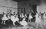 File:Russischer Photograph - Eine Klasse der kaiserlichen Ballettschule ...