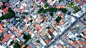 Vista aérea de un pequeño pueblo lleno de gente | Foto Premium