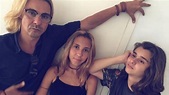 André Gonçalves posa com dois de seus filhos durante viagem com ...