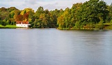 Um Lago Em Virginia Water Em Surrey, Reino Unido Foto de Stock - Imagem ...