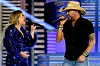 Jason Aldean Duets With Kelly Clarkson, Performs Medley Of Hits at 2019 ...