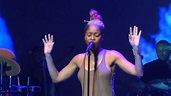 Erykah Badu Performing Window Seat At Club Nokia - YouTube