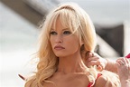 Pam et Tommy : l'incroyable transformation de Lily James en Pamela Anderson