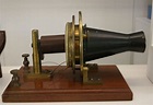 Biografía de Alexander Graham Bell, inventor del teléfono.