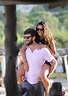 Nina Dobrev pasea con su novio Austin Stowell en sus vacaciones en ...