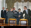 Präsident Vladimir Putin Außenminister Sergei Lavrov in den Vordergrund ...