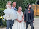 Keanu Reeves vai a casamento de fã após ser convidado em bar