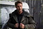 Justin Hartley Stars in Netflix Christmas Movie 'The Noel Diary ...