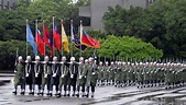 三軍儀隊穿著雨衣冒雨國慶大會預演拋槍-1564156 | 三立新聞網