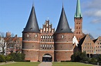 Holstentor In Lübeck Foto & Bild | architektur, stadtlandschaft ...