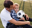 Padre e hijo jugando en el campo de fútbol vista alta | Foto Gratis