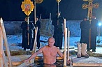 Video muestra a Putin sumergirse en agua helada en Rusia