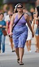女星芭比費雷拉現身紐約街頭和朋友散步，藍色裙子加挎包大步走 - 每日頭條