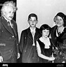 Albert Einstein und seine Frau Elsa in New York, 1935 Stockfotografie ...