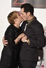 Blanca Portillo se besa con el actor Asier Etxeandia en los Premios ...