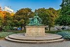 Estatua De La Reina Isabel En Budapest, Hungría Imagen editorial ...
