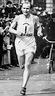 Hannes Kolehmainen juoksee New Yorkin maratonilla 1917. Seuraavana ...
