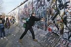 10 imágenes icónicas de la caída del Muro de Berlín