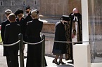 Membro da realeza conta por que a rainha se sentou sozinha em funeral ...
