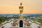 Estatua dorada de buda de pie en wat phra that khao noi, provincia de ...
