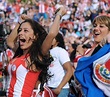 巴拉圭女球迷胸藏手机多次上镜 蹿红世界杯(组图)-搜狐新闻
