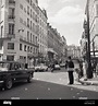 Années 1960, historique, Paris, France, scène de rue avec un policier ...