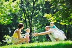 idool Familia feliz con sus hijos en un día de campo | wallpaper hd windows