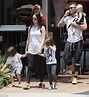Así de casual sale Megan Fox de paseo con sus tres hijos | AR13.cl