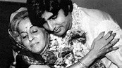 Amitabh remembers mom Teji's last moments, telling doctors ‘leave her ...