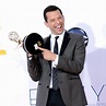 Jon Cryer muestra su Emmy 2012 a la prensa - Premios Emmy 2012 ...