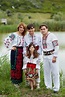 Familia feliz con niños en ropa tradicional rumana padre madre hijo e ...