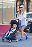 Jennifer Lawrence se deja ver con su bebé de un año mientras pasean por ...