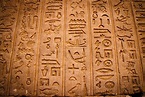 Escrita egípcia antiga, hieróglifos egípcios, inscrições nas paredes ...