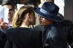 Johnny Depp y Amber Heard sellan su amor con un beso en la alfombra roja | EL ESPECTADOR