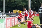 1. FC Köln Spieler beim Training mit Trainingsbändern und Hanteln ...