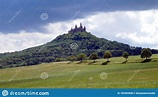 Castelo De Hohenzollern Em Encosta Entre Vales Verdes E Campos Bisingen ...