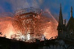 Feuer: Brand in Notre Dame: Kathedrale steht in Flammen | Südwest ...