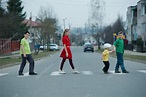 Niños cruzando calle en el paso de peatones: fotografía de stock ...