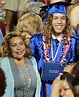 Photo : Joseph Baena et sa mère Mildred Baena - Joseph Baena reçoit le diplôme de son école à ...