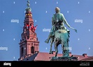 Christiansborg Palace y estatua de Absalón en Hojbro lugar en ...