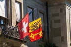 Banderas Suizas Y De La Ciudad Con Escudo De Armas Ginebra Suiza Foto ...