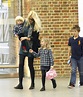 Vidéo : Claudia Schiffer et ses trois enfants Cosima, Clementine et Caspar à Londres. Octobre ...
