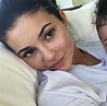 Kylie Jenner impressiona ao mostrar rosto sem maquiagem em foto rara ...