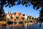 Der Blick über die Stadttrave in Lübeck im Holstenhafen geht zum ...