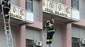 高雄消防員爬梯「從3公尺高墜落」摔斷脊椎 驚險畫面曝 | 社會 | 三立新聞網 SETN.COM