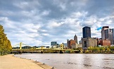 El río allegheny en el centro de pittsburgh, pensilvania, estados ...