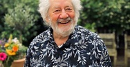 Chiem van Houweninge (82) bedacht sitcom Zeg ‘ns Aaa in Haags café ...