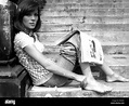 Deutsche Schauspielerin Iris Berben sitzt auf einer Treppe und liest ...